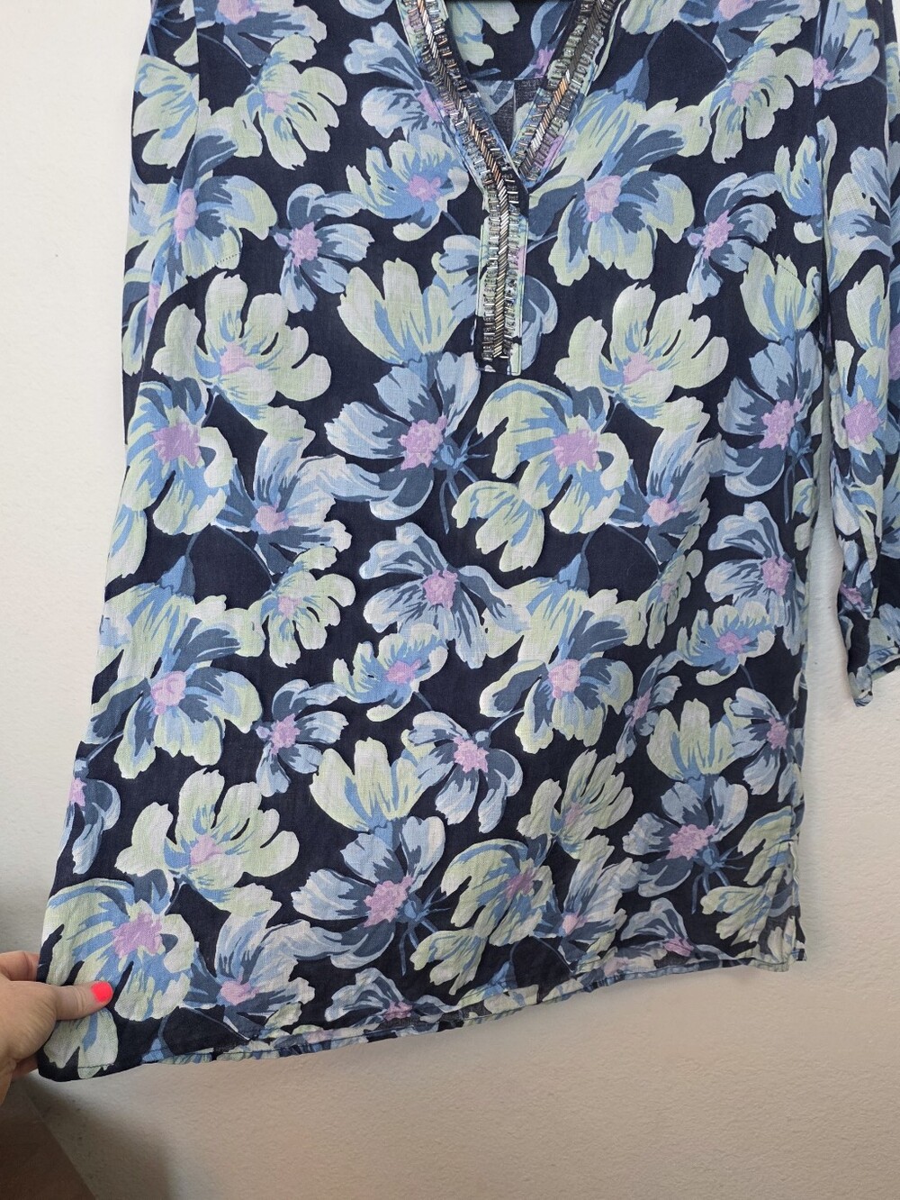 CHARTER CLUB Luxury Blue Floral Beaded Linen V Neck Top Summer Beach Sz Medium - Picture 8 of 13